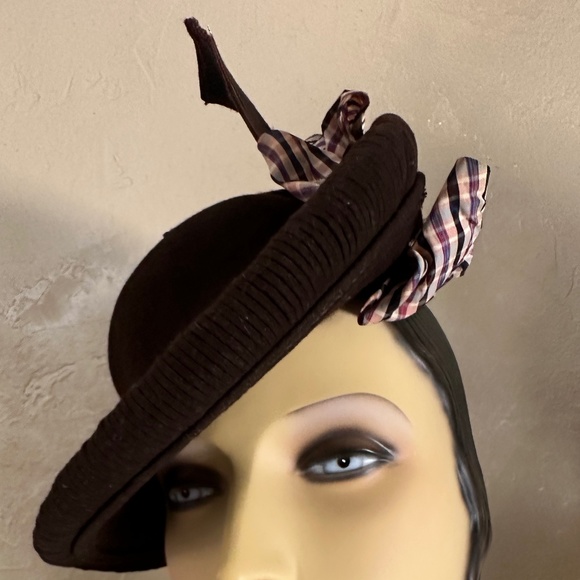 DISTINGUISHED 1940s\' BROWN FEDORA WITH TAFFETA BOWS + UNIQUE BRIM EDGING main image 6